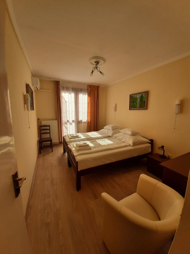 Hajnal Négyágyas - Emelet - Két Franciaággyal - Utcára néző erkéllyel