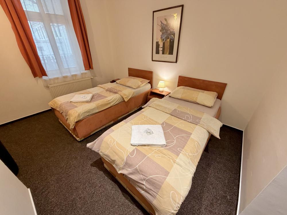 Dvoulůžkový pokoj s oddělenými postelemi