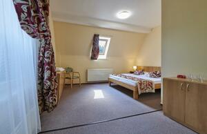 Dvoulůžkový pokoj s manželskou postelí a přistýlkou (východní část budovy, druhé patro)