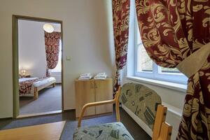 Dvoulůžkový pokoj s manželskou postelí a přistýlkou (západní část budovy, první patro)