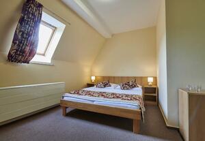 Dvoulůžkový pokoj s manželskou postelí a přistýlkou (východní část budovy, druhé patro)