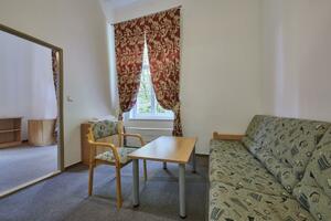 Dvoulůžkový pokoj s manželskou postelí a přistýlkou (západní část budovy, první patro)