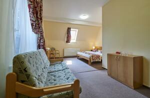 Dvoulůžkový pokoj s manželskou postelí a přistýlkou (východní část budovy, druhé patro)