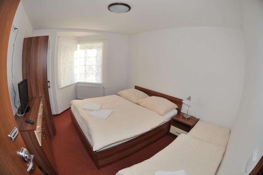 Dvoulůžkový pokoj s přistýlkou - 1 x manželská postel + přistýlka